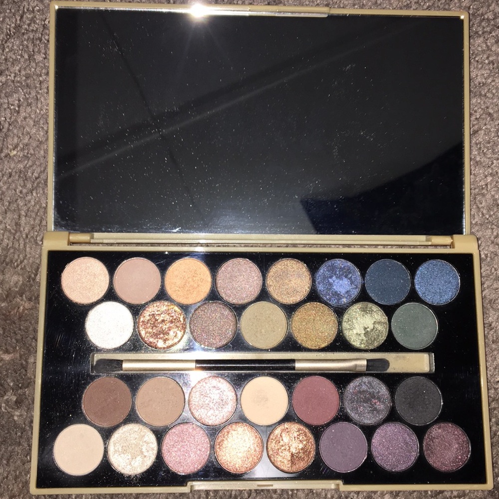 MakeupRevolution Fortune Favours the Brave Palette